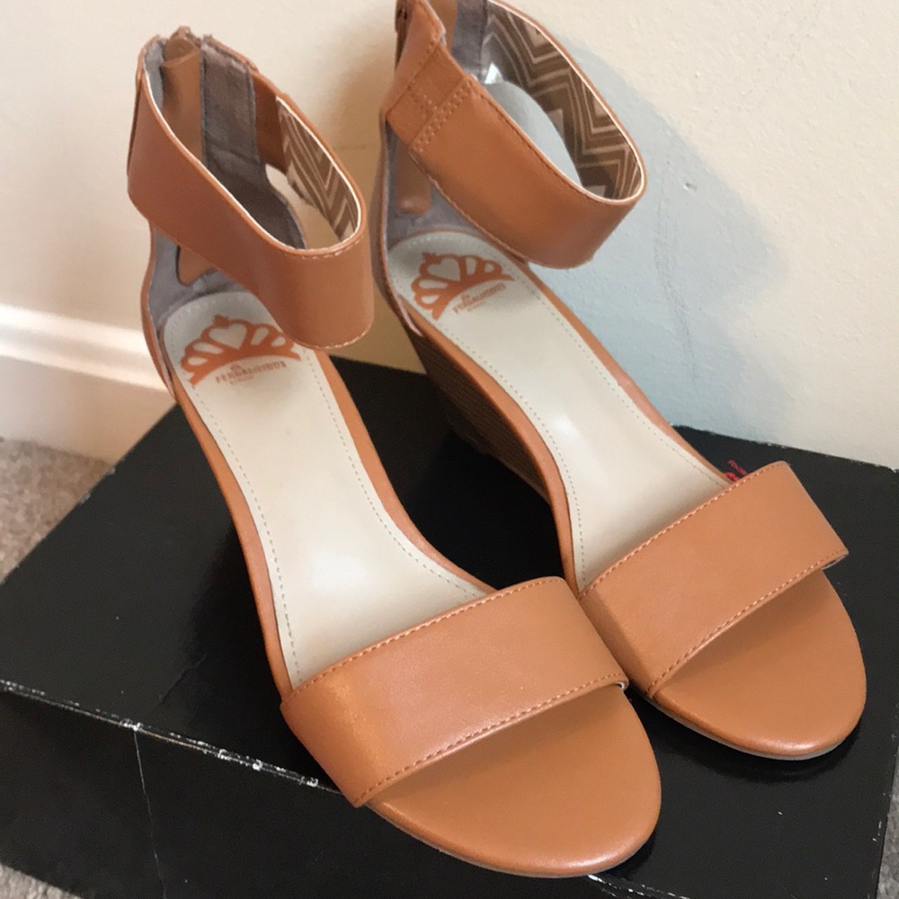 NWT fergalicious gypsy sandals! Size 6